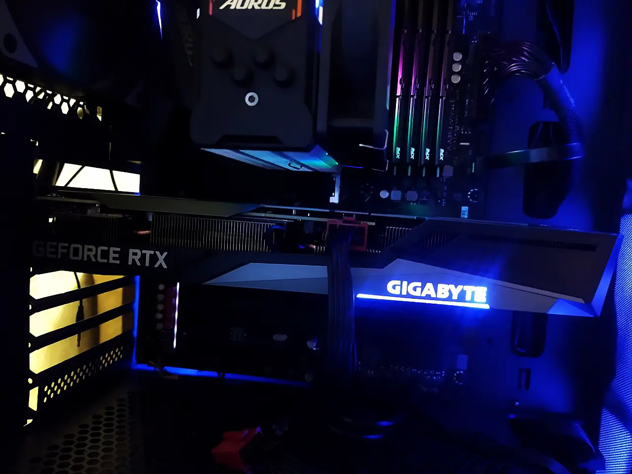 Компьютер с видеокартой Gigabyte и синей подсветкой